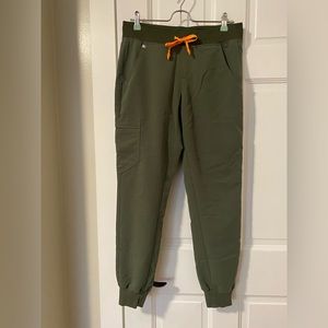 Figs Zamora Scrub bottoms in Moss, size small